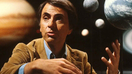 El recuerdo de Carl Sagan y de Cosmos permanece como la puerta luminosa que abrió para muchos la curiosidad científica y el asombro ante el universo