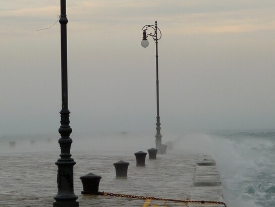 La Bora si manifesta sul Molo Audace, Trieste, Italia