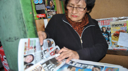 Teresa, a pesar de las adversidades, se levantaba temprano para vender periódicos y enfrentar la vida