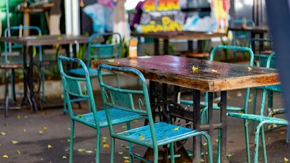 Na mesa ao lado, um grupo discutia política, moral e espiritualidade com uma empolgação de quem acreditava ter encontrado a Verdade em letras maiúsculas. Percebi alguns olhares, mas mantive-me cabisbaixa, abaixei ainda mais o meu chapéu — comecei a girar a colher dentro do café — sem açúcar, como sempre — apenas para ter um pretexto para o silêncio. Não é que eu não tenha opinião; o que tenho, é uma preguiça gigantesca em debater