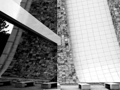 La Ciudad de la Cultura de Galicia, situata a Santiago de Compostela, è un imponente complesso architettonico progettato da Peter Eisenman, che si distingue per le sue forme ondulate ispirate al paesaggio galiziano. Ciudad de la Cultura, Santiago de Compostela, Spagna