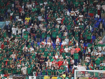 Espectadores mexicanos en un partido del Mundial de 2022. La pasión de los aficionados convierte al Mundial en el espectáculo deportivo que más televisores enciende en el planeta, con miles de millones de personas siguiendo los partidos desde distintas partes del mundo