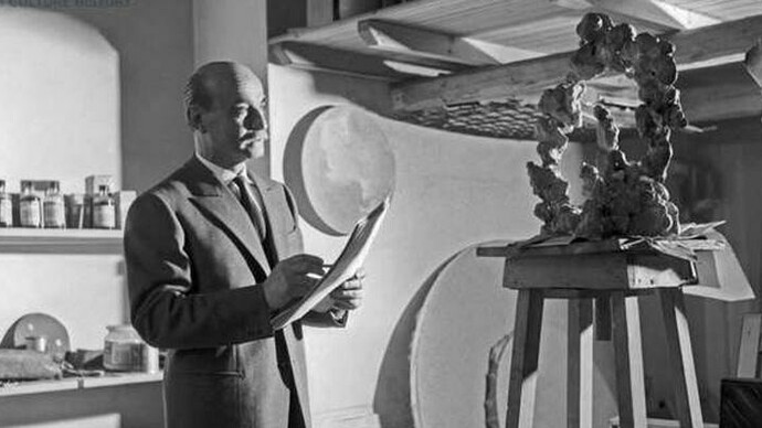 Lucio Fontana (1899, Rosario, Argentina — 1968, Vernesi, Italia) en su estudio. Fotografía de Ugo Mulas, 1960, Milano, Italia