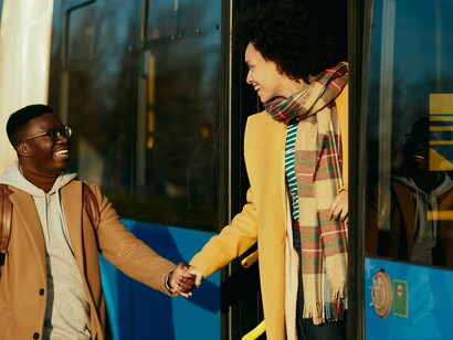 Passageiros se despedem em frente a ônibus. Imagine então para um falante de língua inglesa em que a palavra latina "omnibus" perdeu o "omni", encurtou-se e virou simplesmente "bus"
