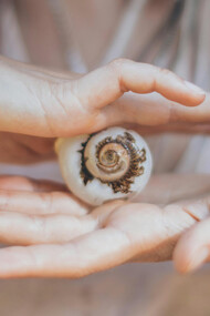 A arte é uma forma de expressão espontânea e profunda que revela a essência do criador. Seja na pintura, música ou dança, a busca pela perfeição pode limitar a liberdade criativa, mas a verdadeira beleza está na autenticidade e no processo criativo