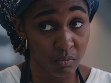 The Bear, created by Christopher Storer for FX on Hulu, follows Carmen “Carmy” Berzatto (Jeremy Allen White), a celebrated chef who returns to Chicago to run his late brother’s Italian beef shop, confronting chaos both in the kitchen and within himself