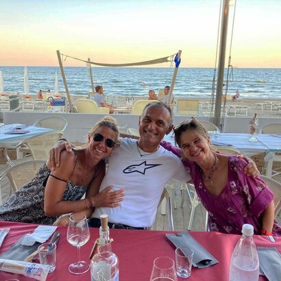 Valentina, Stefano, Marcella, particolare di una cena al mare