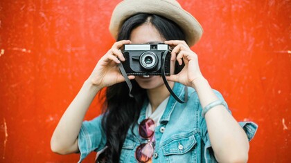 Sua foto de perfil não é apenas uma imagem, é a sua primeira apresentação, seu aperto de mão digital, seu cartão de visitas visual; frase de Carlos Manoel de Freitas, Consultor de Carreiras no Linkedin e que diante de uma newsletter que recebi dele, fez eu pensar em construir este artigo para a Meer. Construir uma marca pessoal, reforçar a sua identidade profissional, alinhando sua imagem ao setor em que você atua, foto de qualidade, de preferência uma única imagem em todos os perfis que você tem