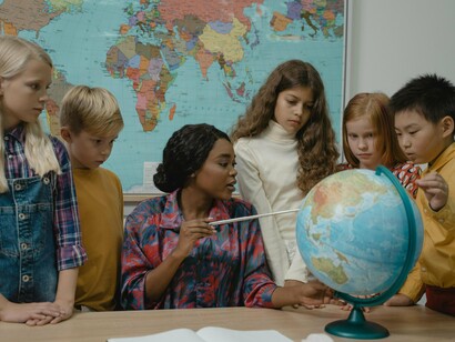 Turma de escola com professora. A adoção de mecanismos de accountability tem sido amplamente incentivada por organismos internacionais como forma de melhorar a qualidade da educação. Segundo a (OECD., 2013), sistemas educacionais mais eficazes são aqueles que combinam autonomia institucional com responsabilização clara e mensurável



