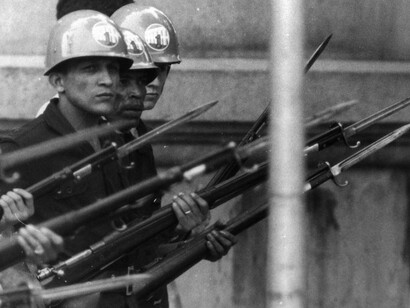 Militares reprimem manifestação estudantil no Rio de Janeiro. No dia 2 de abril de 1964, o Brasil amanheceu sob um novo regime. O golpe que derrubou João Goulart contou com apoio de militares, empresários, setores da Igreja, políticos conservadores e até do governo dos Estados Unidos. Em pouco tempo, quartéis foram ocupados, opositores presos e o Ato Institucional nº 1 (AI-1) foi decretado, dando ao presidente o poder de cassar mandatos e suspender direitos


