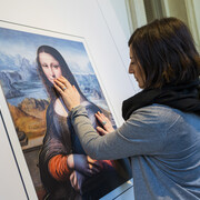 Imagen en sala con la reproducción en relieve de La Gioconda del taller de Leonardo © Museo Nacional del Prado