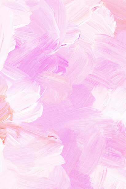 Tanto su voz como su arte evocan un eco tranquilo que resuena en cada pieza