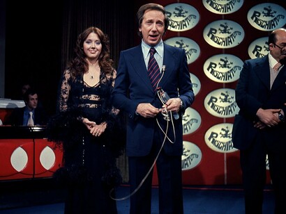 Milano (Italia), Teatro dell'Arte, 25 maggio 1974. Il conduttore Mike Bongiorno e la valletta Sabina Ciuffini nell'ultima puntata del Rischiatutto