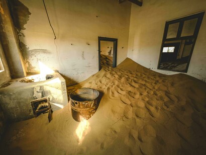 Abandoned rooms filled with sand, like memories of journey that take place in imagination 