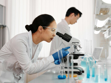 El VSR afecta a personas de todas las edades, pero resulta especialmente grave en lactantes, adultos mayores y pacientes con comorbilidades