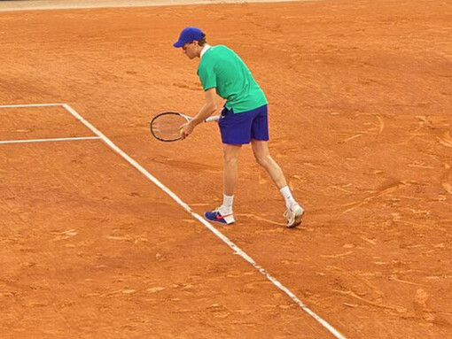 Jannik Sinner affrontant Arthur Rinderknech pendant le championnat de Roland-Garros en France en 2025