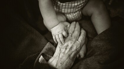 Ogni generazione pensa di aver vissuto l’epoca più difficile, ma solo confrontandosi si scopre che ogni tempo ha avuto le sue sfide e le sue opportunità