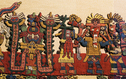 Textiles vivos que cambian el ambiente. Este manto, o capa, extraordinariamente complejo, es uno de los textiles andinos más reconocidos del mundo. Se utilizaba como objeto ceremonial. Las figuras que decoran el borde, creadas mediante tejido con aguja, se han interpretado como un microcosmos de la vida en la costa sur del Perú hace dos mil años, Naza textil, Peru