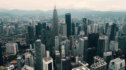 Skyline di Kuala Lumpur, capitale della Malaysia. Le iconiche Petronas Twin Towers dominano l’orizzonte, simbolo del rapido sviluppo economico della Malesia