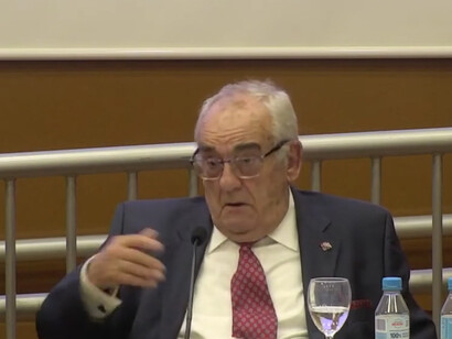 "Bienvenido será el día.  
en que los simios derrumben  
y podamos nuevamente enfrentarnos al   
mañana".    
Recital de poesía de Alfredo Gómez Gil, 15/11/2021 | Sede universitaria, Ciudad de Alicante, España