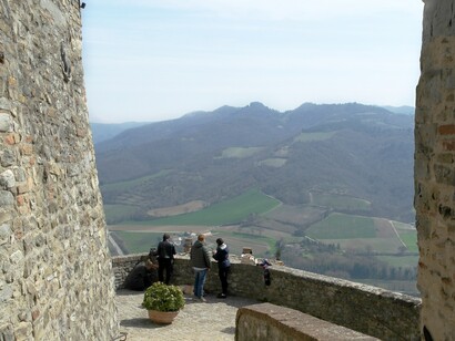 Il paese offre una vista suggestiva sulla valle del Tevere e sul paesaggio umbro circostante. Montone, veduta dal borgo, Umbria, Italia