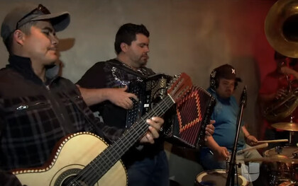 Los narcocorridos representan un género musical mexicano en el que se canta y glorifica a líderes y personajes destacados de las organizaciones criminales de la venta de narcóticos, México