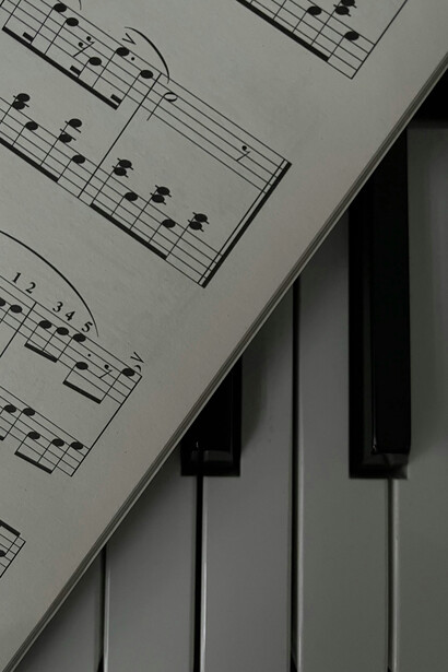 Mozart encarnó el espíritu del clasicismo al combinar una sensibilidad profundamente humana con una técnica que parecía fluir con la naturalidad de lo inevitable