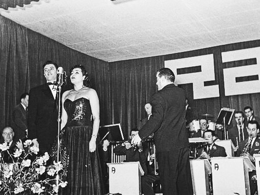 Nilla Pizzi sul palco del Festival di Sanremo 1952