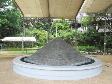 José Luis Martín «Chito» Gascón (1964—2021) fue un activista comunitario filipino, abogado y expresidente de la Comisión de Derechos Humanos de su país. Edificio Chito Gascon de la Comisión de Derechos Humanos, Quezon City, Filipinas