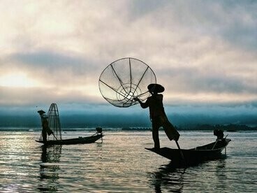 Pesadores. Pedro voltava todas as manhãs nos primeiros raios de sol e sabia que Cominda o esperava na praia. Era ela que avisava a vila que os pescadores estavam de volta e, assim, começavam os preparativos para a festa com mandioca, xima e matapa. O peixe era responsabilidade de Maningue e dos seus tripulantes