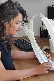 La artista en su elemento. Kinga trabaja principalmente con seda y utiliza la técnica del alforzado para plisar la tela