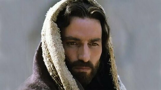 Mel Gibson, a meu ver, não fez somente um filme. Ele gerou no espectador uma experiência sensorial e espiritual de intensidade quase insustentável. "A Paixão de Cristo" é, antes de tudo, um trabalho de cinema radical, um filme que usa todas as ferramentas da sétima arte – da fotografia à edição, do design de som à maquiagem de efeitos especiais