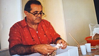 Il professore Francesco Mallegni mentre esamina alcuni resti umani, foto di Valeria Caldelli