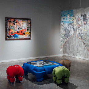 Charlie Mai, Camino implacable, vista de exhibición. Cortesía de la Galería Policroma