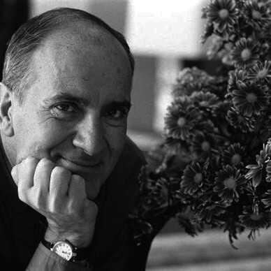 La fantasía fílmica y el star system funcionan en su obra como matrices de deseo, memoria y sentido, más que como simples referencias culturales