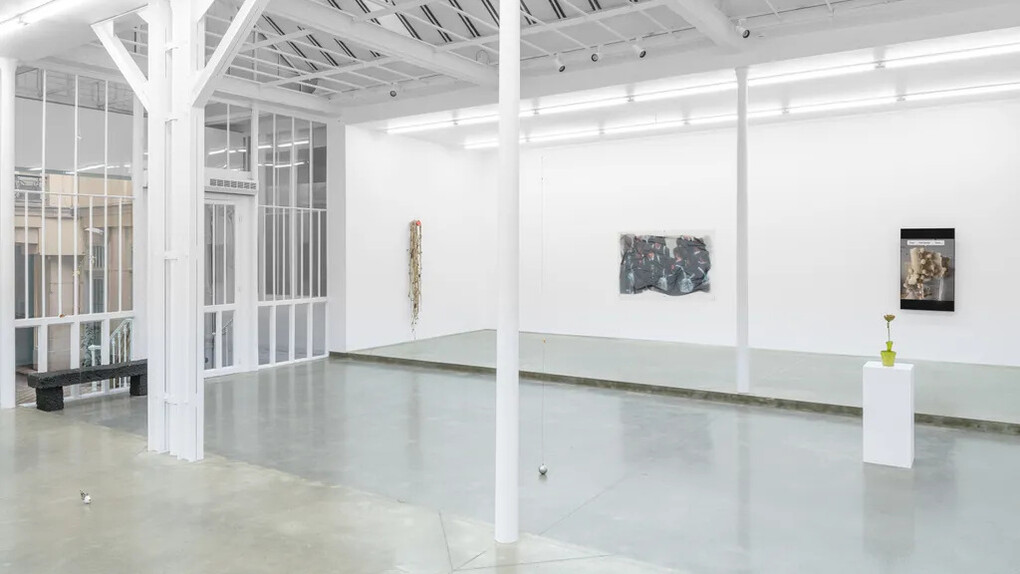 Various artists, Props, exhibition view. Courtesy of Galerie Derouillon