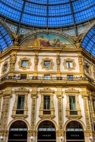 Il negozio Prada in Galleria Vittorio Emanuele II, aperto nel 1913, è ancora oggi un simbolo della storia milanese del brand e della sua continuità nel tempo. Galleria Vittorio Emanuele II, Milano, Italia