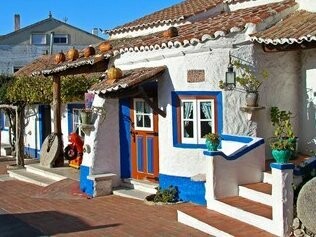 Aldeia Típica do Sobreiro ou Aldeia Saloia, pequena localidade do Sobreiro, entre a Ericeira e Mafra, onde se situa uma das mais reconhecidas aldeias musealizadas de Portugal. Essa partilha de responsabilidades e de tarefas reforça a coesão social e cria um espaço raro de solidariedade e entreajuda. Num tempo em que o individualismo se impõe, as festas de aldeia recuperam o espírito comunitário e reforçam a importância do bem comum