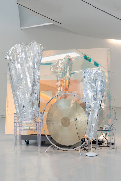 Cerith Wyn Evans, Formas no espaço… pela luz (no tempo), vista da exposição. Cortesia do MAAT