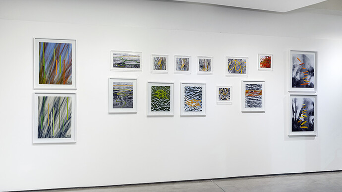 Varis artistas, Entre lo que se ve y se adivina, vista de exhibición. Cortesía de la Galería Otto 