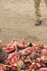 Shaka Fumu Kabaka recibe ayuda para vestir una de sus creaciones más significativas: Seis días de lágrimas. Fotografía: Kris Pannecouke