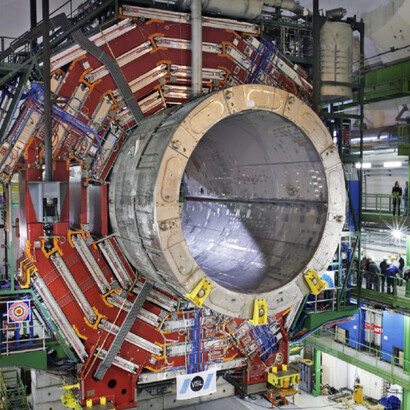 Gli acceleratori di particelle sono macchine gigantesche che portano particelle subatomiche a energie elevatissime per farle collidere e studiarne i prodotti