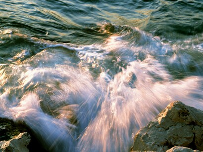 Onde che si infrangono sugli scogli: "Dobbiamo attraversare l’ignoto senza sapere cosa ci aspetta"