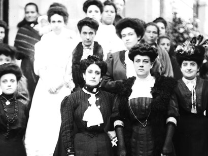 La memoria de Paco, la calle de Rosario y el paisaje que se vacía o se desborda. Entre el rescoldo, la pancarta, el silencio y el bullicio se dibuja la geografía íntima de nuestra historia.  Mujeres luchadoras, dónde pueden y cómo pueden. Aquí en la Revolución mexicana