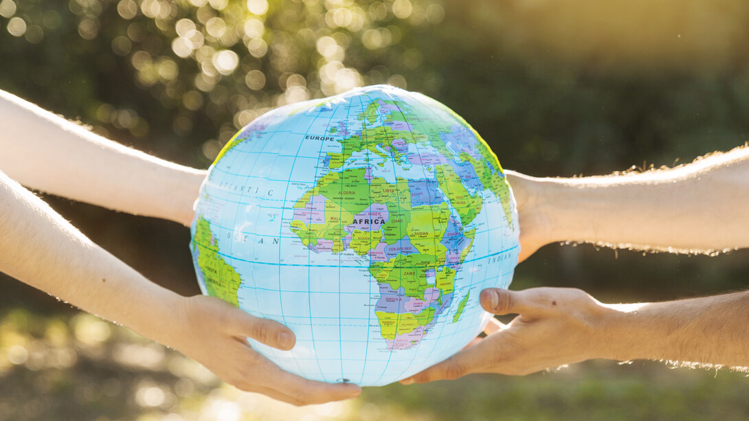 Mani che reggono un modello del pianeta: "Alla base del paradigma relazionale vi è il presupposto che siamo in relazione con tutto e con tutti"