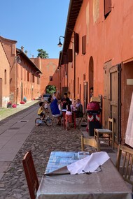 Ritrovo di bimbi residenti di Colle Ameno, Italia 