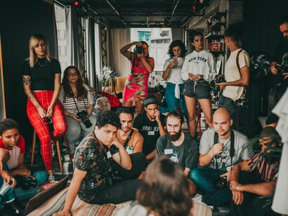 Grupo de jovens em São Paulo. Estudos sobre o desenvolvimento infantil e suas interações com cuidadores ajudam a compreender como as crianças avaliam e interpretam eventos cotidianos, construindo gradualmente um sentido de si mesmas dentro de contextos socioculturais