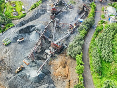 O processo começa na fase de prospecção geológica, que deixou de se apoiar exclusivamente em métodos tradicionais e passou a integrar sistemas avançados de sensoriamento remoto, análise espectral por satélites, drones com magnetômetros de alta precisão e softwares de modelagem geológica tridimensional