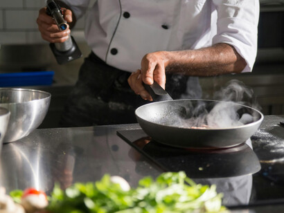 Al operar sin un espacio físico abierto, transforman la idea tradicional de restaurante y replantean su relación con el barrio y la ciudad