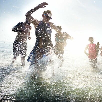Racing the waves in a spontaneous tidal sprint, these beachgoers turn fun into fitness without even realizing it